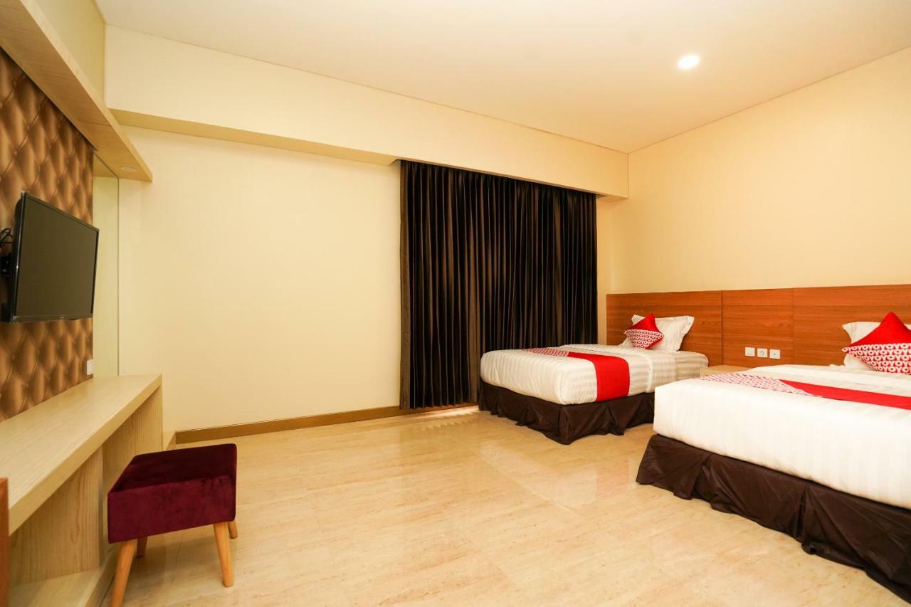 Oyo 1330 Hotel Cahaya 3 Сурабая Екстер'єр фото