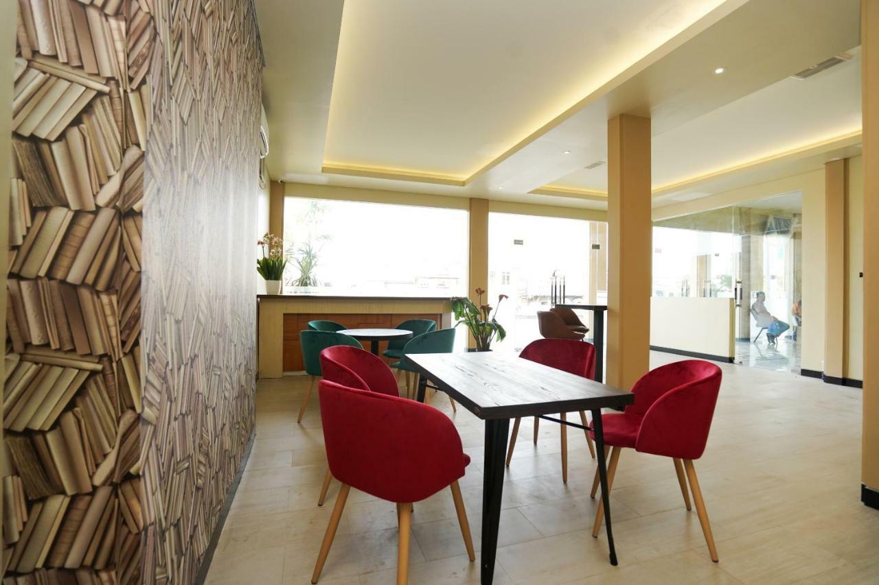 Oyo 1330 Hotel Cahaya 3 Сурабая Екстер'єр фото